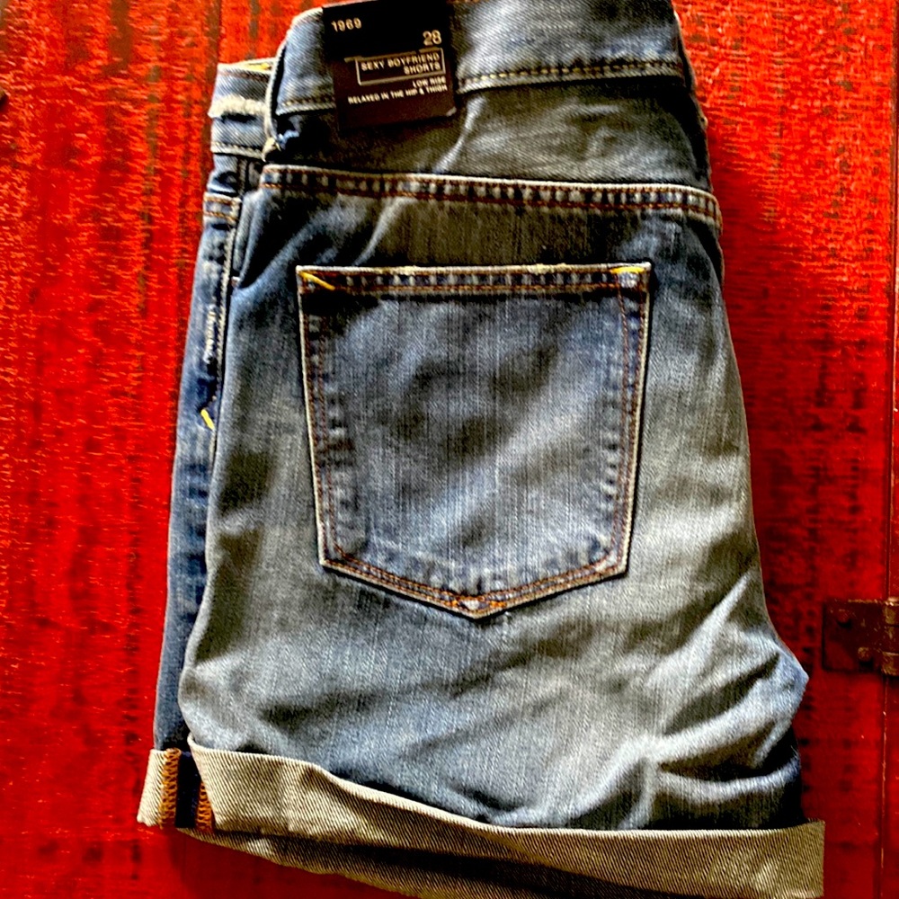 Gap shorts, size 28. Never worn.